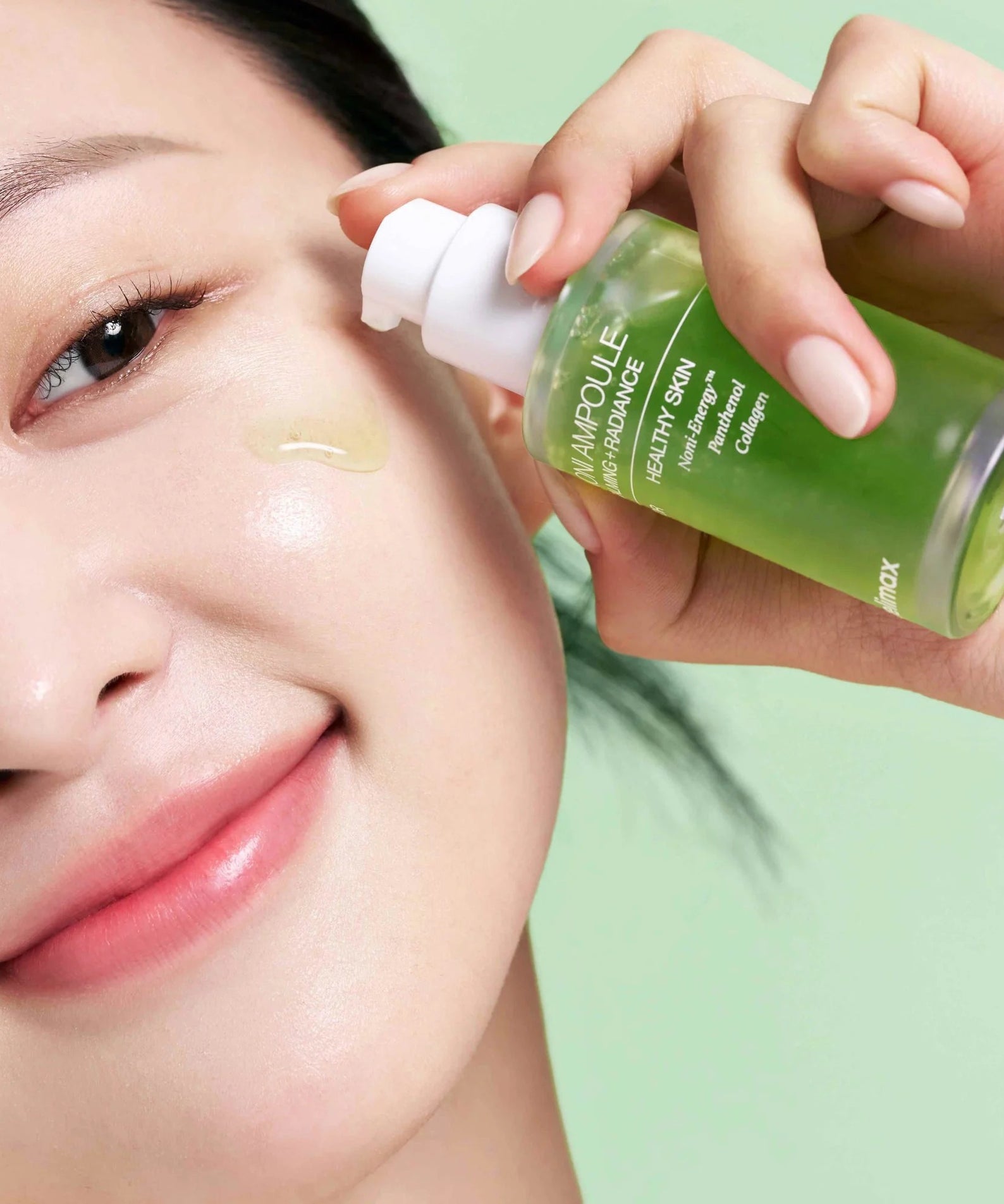 CELIMAX Noni Ampoule Calming+Radiance 100ml : femme applique une ampoule apaisante sur le visage, bouteille verte, contexte beauté.