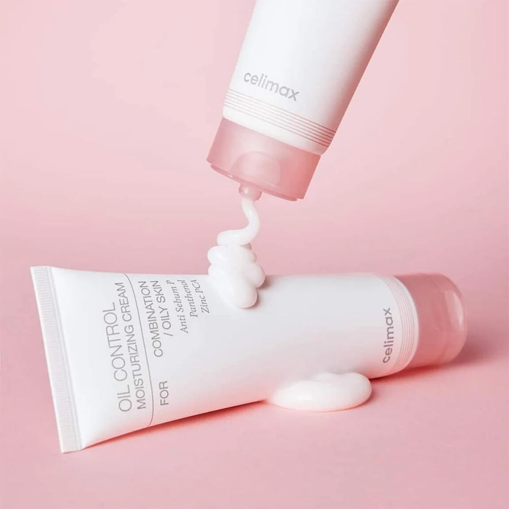 CELIMAX Oil Control Moisturizing Cream 80ml, marque Celimax, crème appliquée sur fond rose, texture blanche.