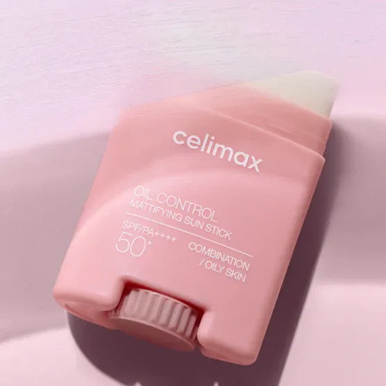 CELIMAX Oil Control Sun Stickk 19g de Celimax, stick solaire anti-brillance sur fond rose pastel, vue produit.