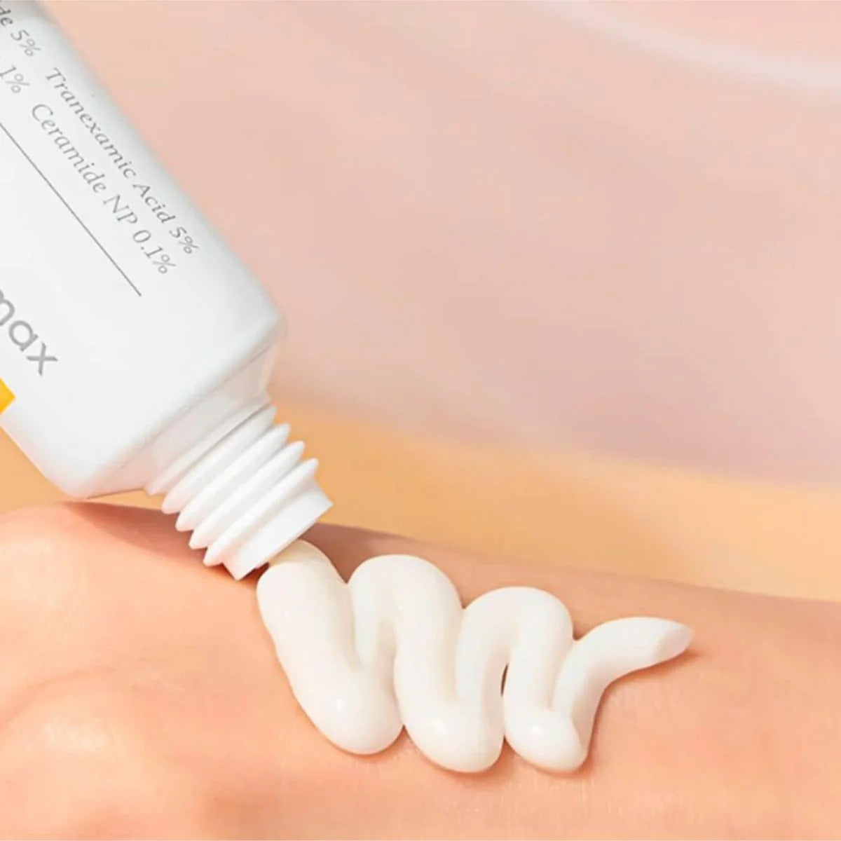 CELIMAX Pore Dark Spot Brightening Cream 35ml, crème anti-taches, applicateur sur peau, marque CELIMAX en contexte visuel.