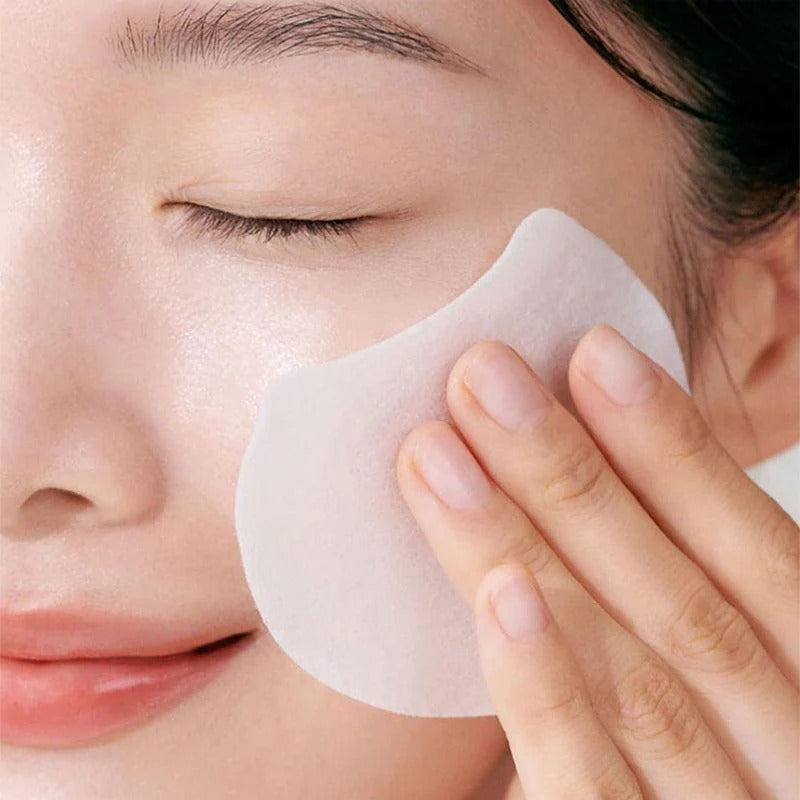 Femme applique un pad sur le visage : CELIMAX Pore Dark Spot Brightening Pad 40ea, marque CELIMAX, soin taches