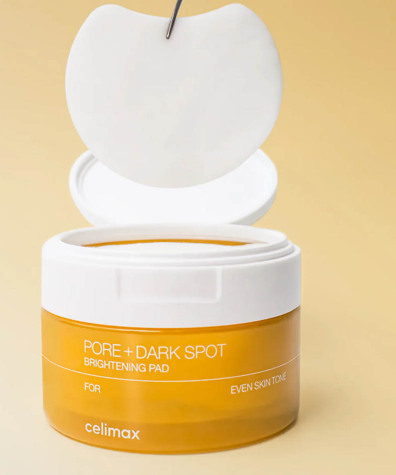 CELIMAX Pore Dark Spot Brightening Pad 40ea : boite et pad cosmétiques ouverts, visuel studio sur fond beige.