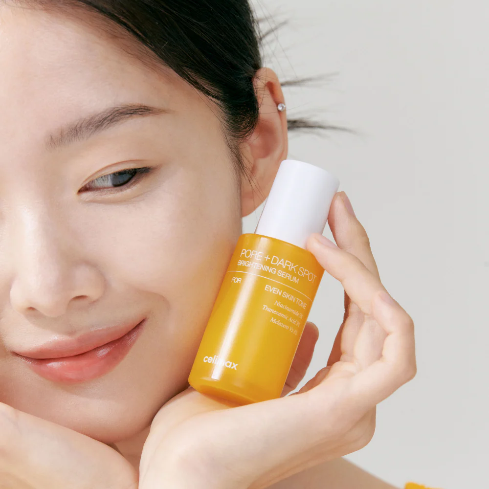 CELIMAX Pore Dark Spot brightening Serum 30ml sur fond clair, visage lumineux et main tenant le flacon, marque CELIMAX
