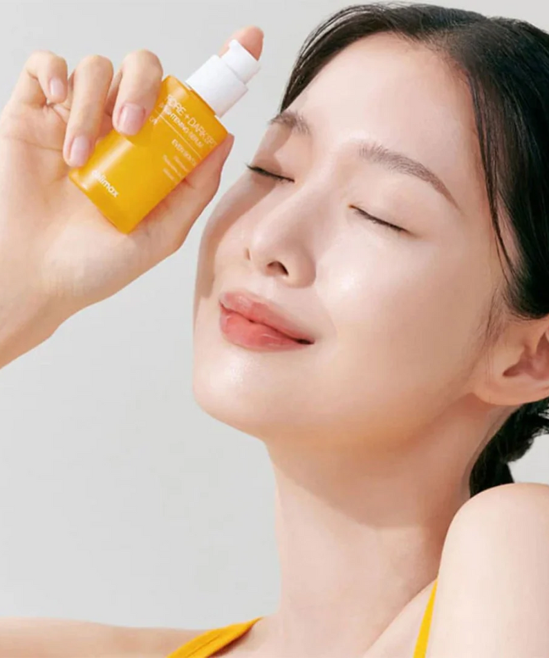 CELIMAX Pore Dark Spot brightening Serum 30ml, femme applique le sérum sur la peau, flacon jaune de la marque
