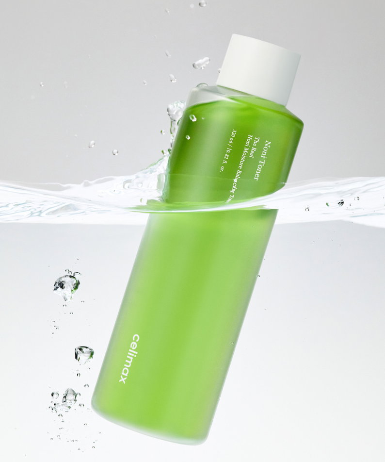CELIMAX The Real Noni Moisture Balancing Toner 320ml de la marque CELIMAX, flacon vert dans une scène d’eau