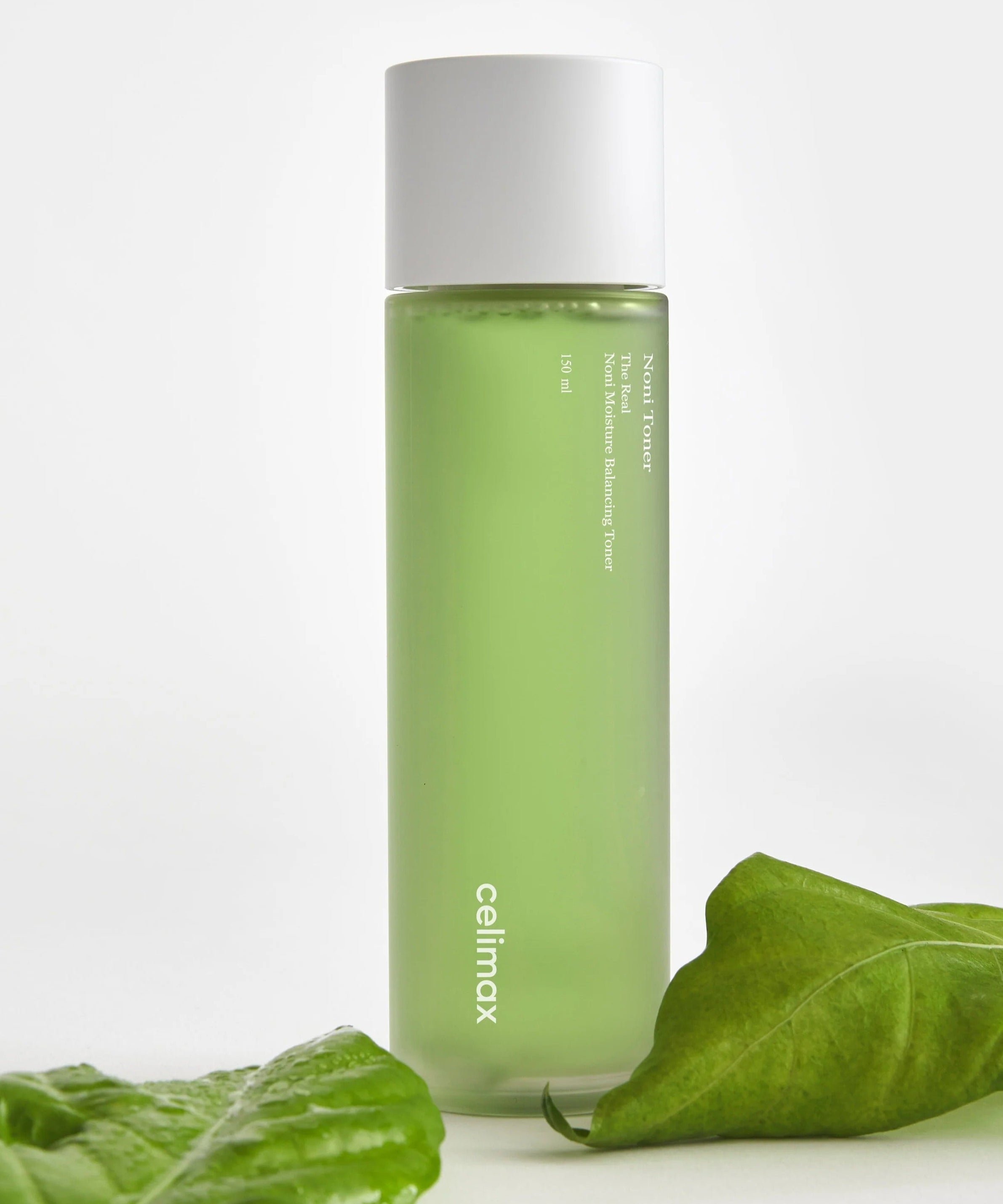 CELIMAX The Real Noni Moisture Balancing Toner 320ml sur fond blanc, marque et feuilles de noni, contexte visuel produit