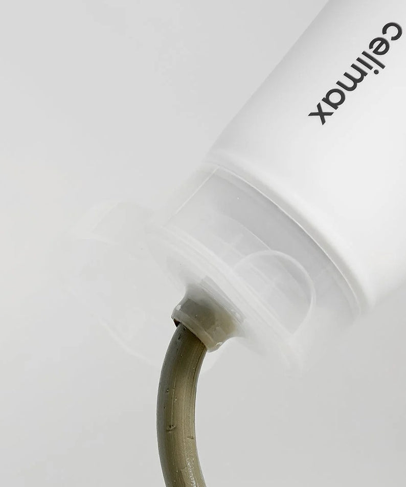 CELIMAX The Real Noni Refresh Clay Mask 120g : tube blanc et masque vert, gros plan produit en salle de bain