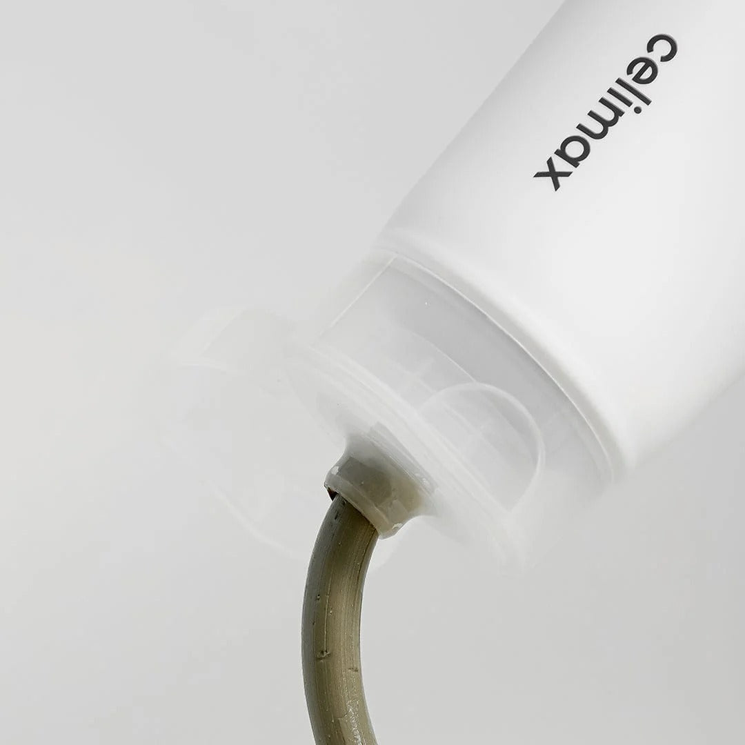 CELIMAX The Real Noni Refresh Clay Mask 120g : tube blanc et masque vert, gros plan produit en salle de bain