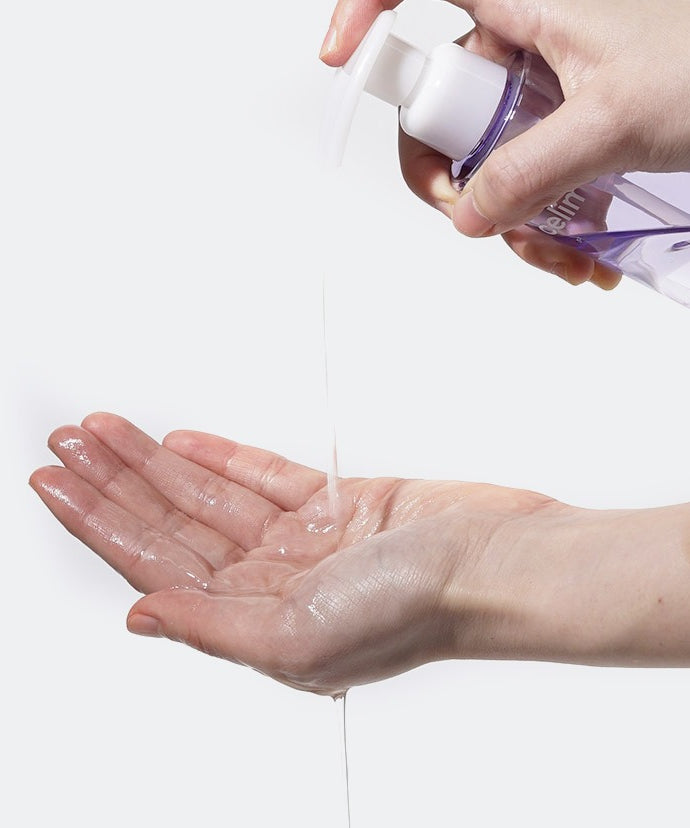 Application du CELIMAX Derma Nature Fresh Blackhead Jojoba Cleansing Oil 150ml sur la main pour nettoyage en douceur.