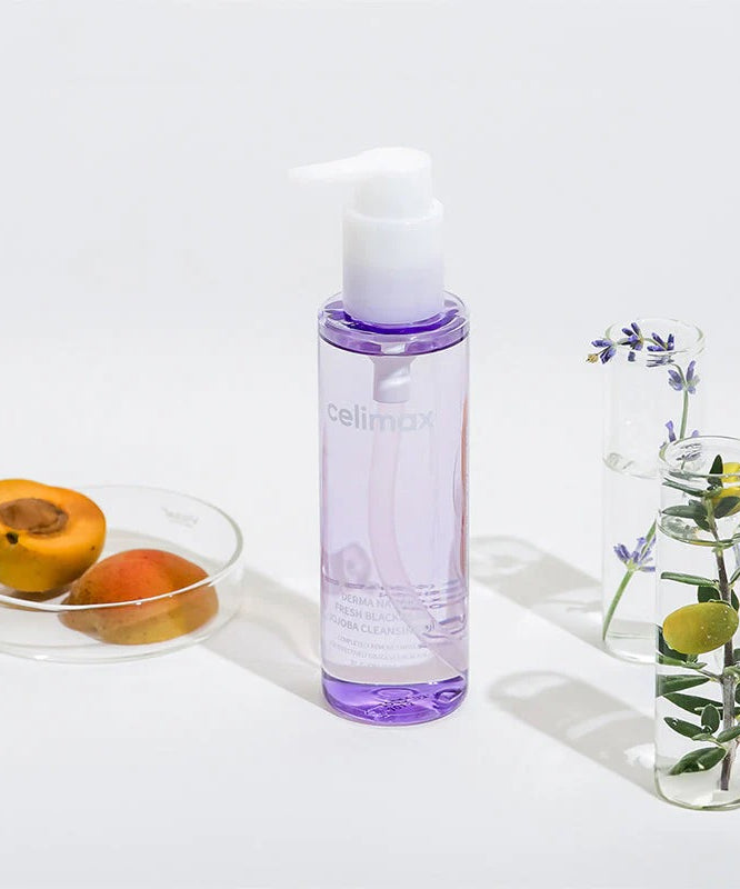 CELIMAX Derma Nature Fresh Blackhead Jojoba Cleansing Oil 150ml avec des herbes et fruits en arrière-plan, image du produit