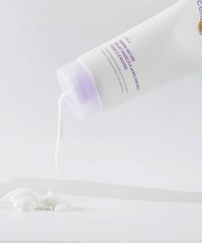 CELIMAX Derma Nature Relief Madecica pH Balancing Foam Cleansing 150ml en utilisation, mousse blanche fraîche sur surface.