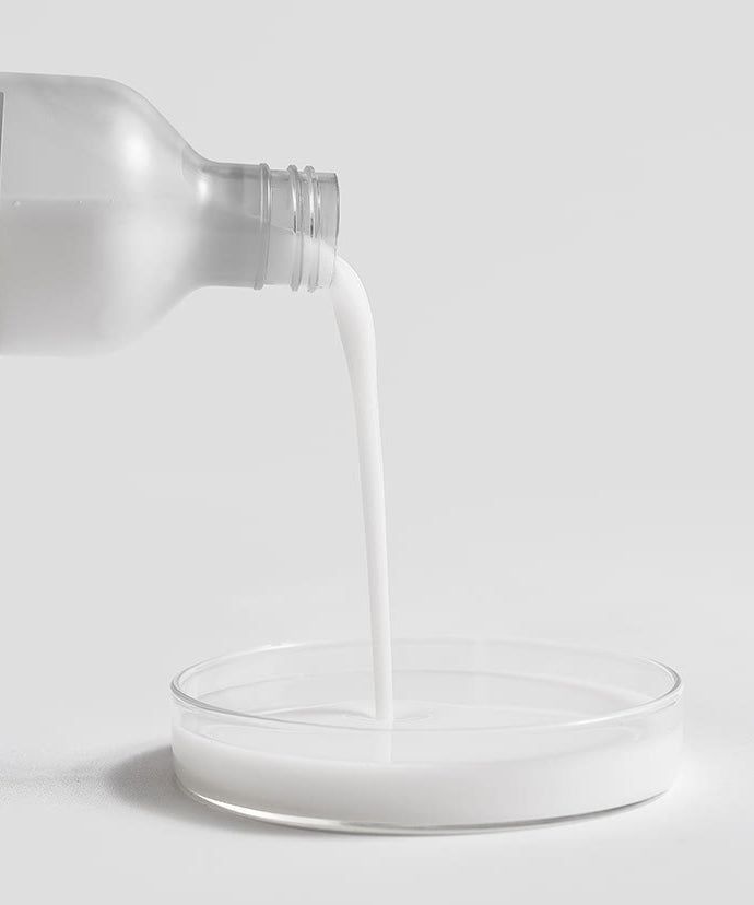 CELIMAX Dual Barrier Creamy Toner 150ml versé dans une coupelle en verre, montrant sa texture riche et hydratante.