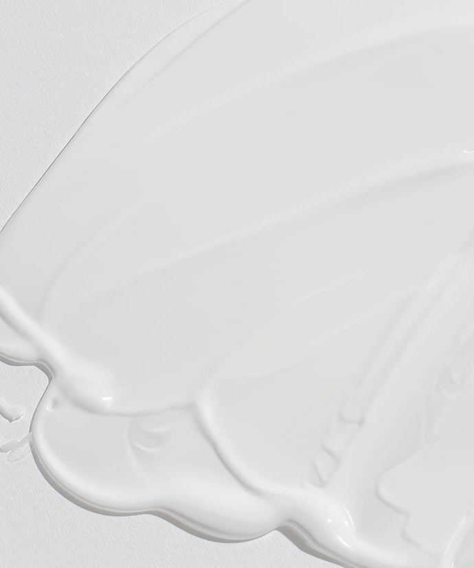 Texture du CELIMAX Dual Barrier Watery Sun Cream 40ml sur une surface blanche, montrant une crème légère et hydratante.