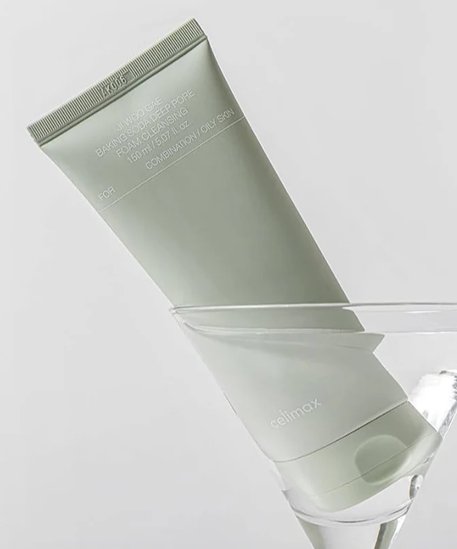 CELIMAX Ji Woo Gae Baking Soda Deep Pore Foam Cleansing 150ml dans un verre à martini sur fond blanc