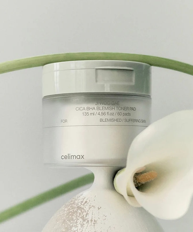 CELIMAX Ji Woo Gae Cica BHA Blemish Toner Pad 60 pads en pot de 135ml avec lys blanc.