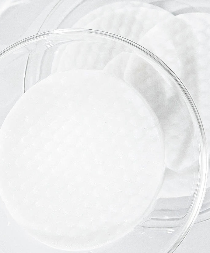 Pads dans une assiette représentant le CELIMAX Ji Woo Gae One Step Body Brightening Pad 60 Pads, offrant un éclat corporel lumineux.