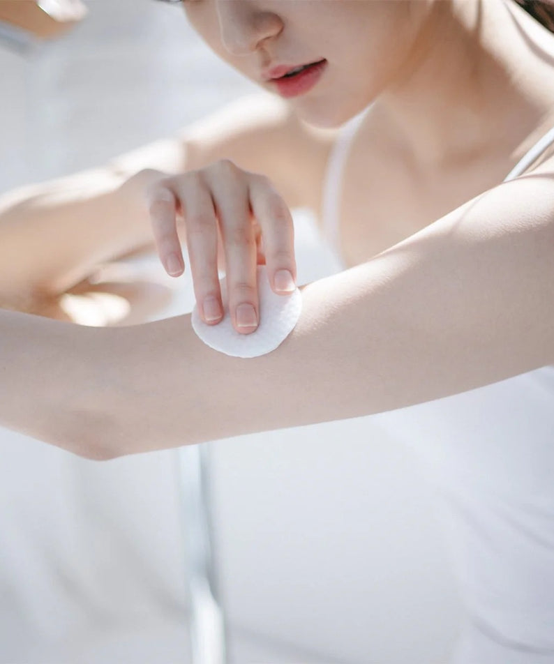 Utilisation de CELIMAX Ji Woo Gae One Step Body Brightening Pad 60 Pads sur le bras pour un éclat radieux.