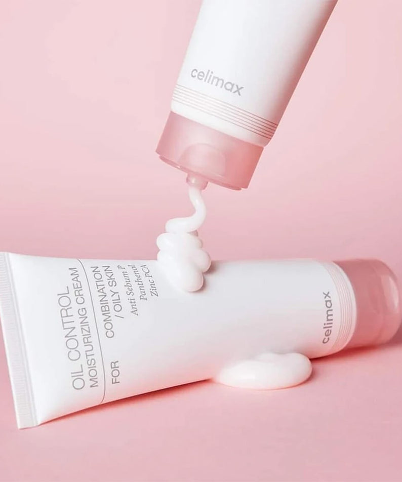 Crème hydratante CELIMAX Oil Control Moisturizing Cream 80ml sur fond rose, texture lisse sortant du tube.