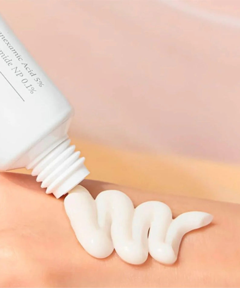 Application de la CELIMAX Pore Dark Spot Brightening Cream 35ml sur la peau, montrant texture et consistance de la crème éclaircissante.