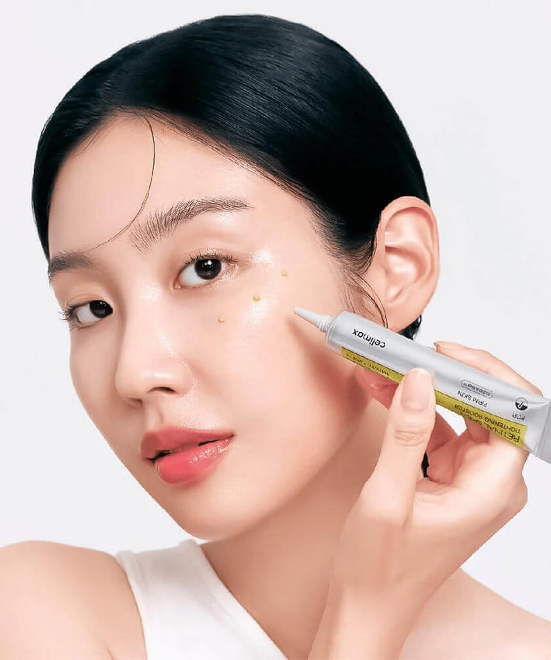 Femme appliquant CELIMAX Retinol Shot Tightening Booster 15ml sur la joue, soin anti-âge et raffermissant.