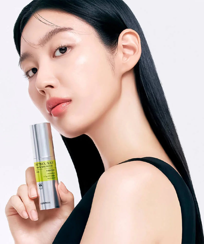 Femme avec CELIMAX Retinol Shot Tightening Serum 30ml, soin de la peau lissant.