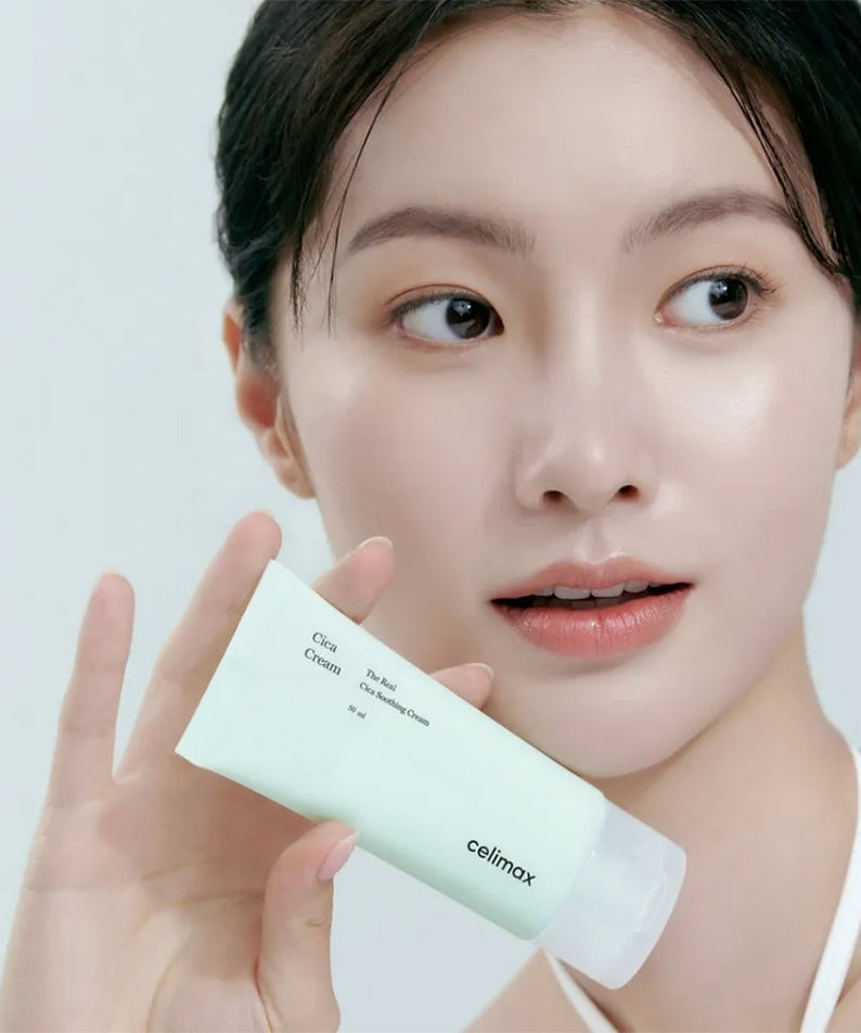 Femme tenant le CELIMAX The Real Cica Soothing Cream 50ml avec élégance et confiance.