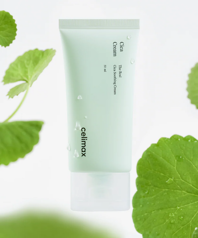 Crème apaisante CELIMAX The Real Cica Soothing Cream 50ml entourée de feuilles vertes, hydratation et apaisement de la peau.