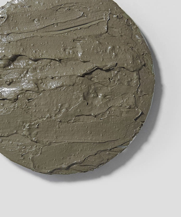 Texture du masque CELIMAX The Real Noni Refresh Clay Mask 120g sur fond blanc, montrant sa nature argileuse. Soins de la peau efficace.