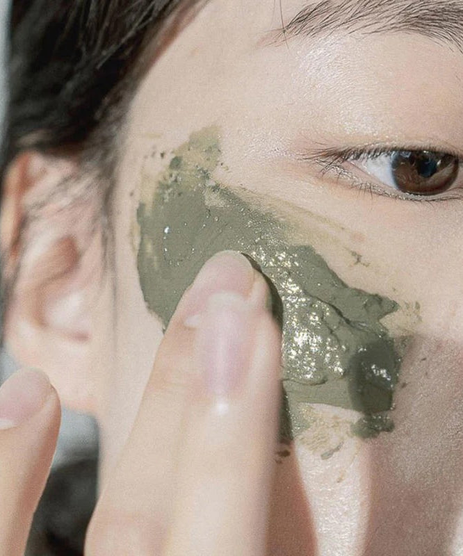 Application du CELIMAX The Real Noni Refresh Clay Mask 120g sur la peau, masque facial en argile pour une peau éclatante.