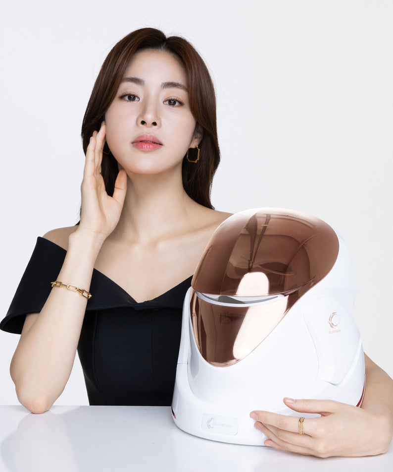 CELL RETURN LED Mask Platinium MD, masque LED de la marque, en studio sur table blanche, femme l’utilsant, visuel produit.