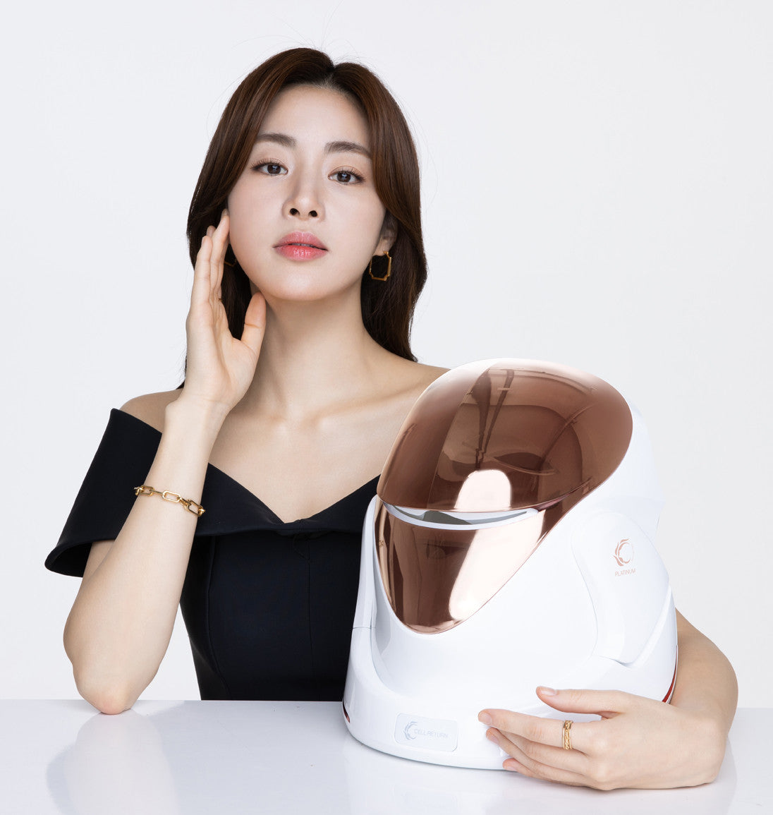 CELL RETURN LED Mask Platinium MD, masque LED de la marque, en studio sur table blanche, femme l’utilsant, visuel produit.