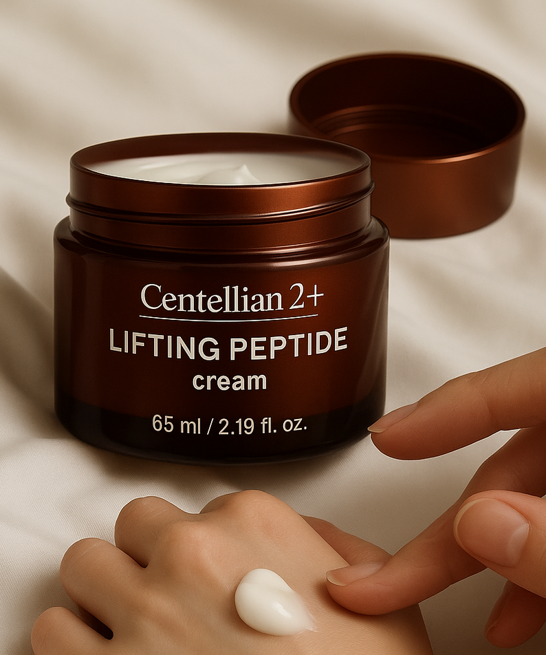 Décrivez l’image : CENTELLIAN 24 Lifting Peptide Cream 65ml de Centellian 2+ sur peau, main appliquant la crème, fond beige.