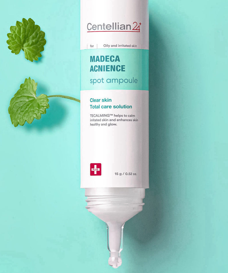 CENTELLIAN 24 Madeca Acne Spot Care 15ml tube sur fond vert avec goutte et feuilles, soin ciblé pour une peau claire et saine.