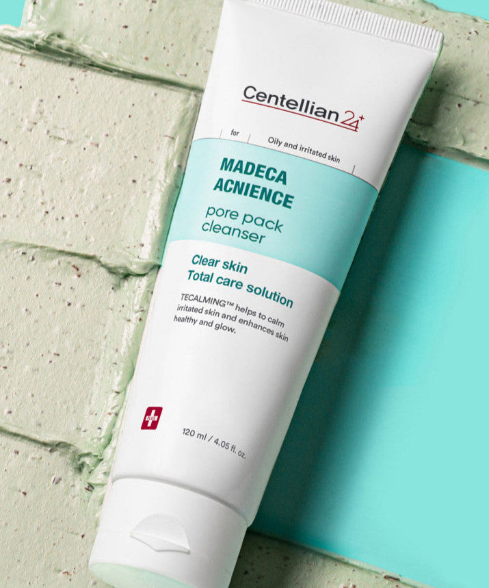 Tube de CENTELLIAN 24 Madeca Acnience Pore Pack Cleanser 120ml sur fond vert, produit pour peau irritée et grasse.