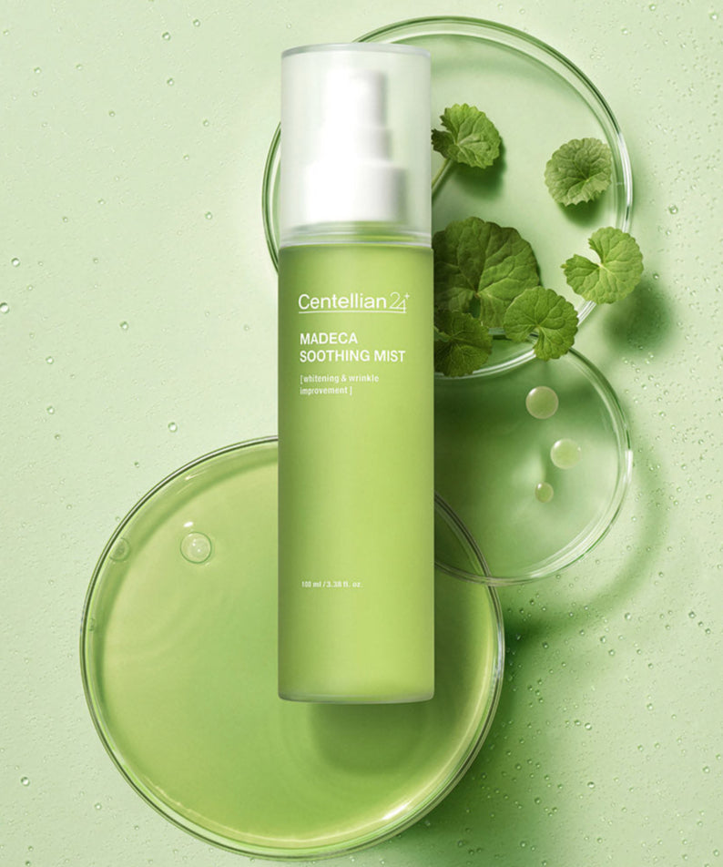 Vaporisateur de soin hydratant Centellian 24 Madeca Bottle Grass Mist 100ml sur fond vert