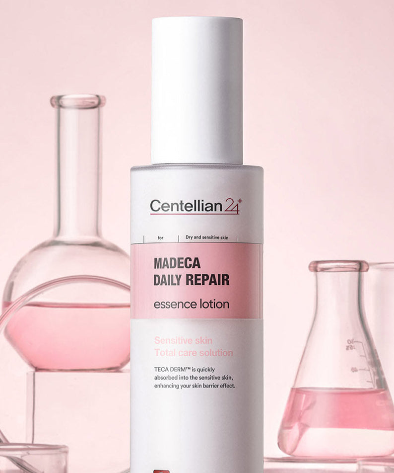 Lotion pour peau sensible CENTELLIAN 24 Madeca Daily Repair Essence Lotion 100ml avec flacons rosés en arrière-plan.