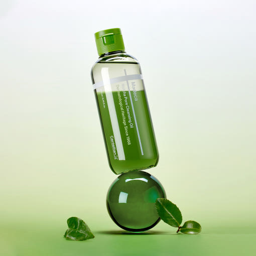 CENTELLIAN 24 Madeca Matcha Cleansing Oil 200ml : flacon vert sur fond clair, feuilles de matcha, marque visible.