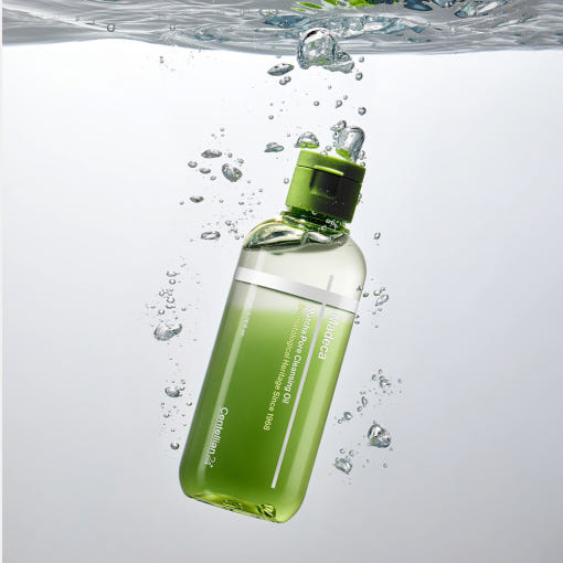 CENTELLIAN 24 Madeca Matcha Cleansing Oil 200ml de marque CENTELLIAN, flacon vert dans des éclaboussures d’eau