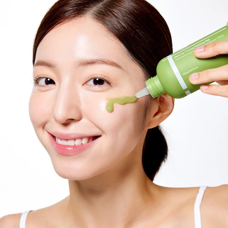 Décris l'image en français : CENTELLIAN 24 Madeca Matcha Toning Peeling Gel 150ml, femme applique le gel vert, peau propre.
