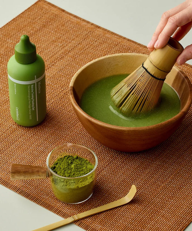 CENTELLIAN 24 Madeca Matcha Toning Peeling Gel 150ml, la marque, masque au matcha vert en bol, pinceau, ambiance spa.