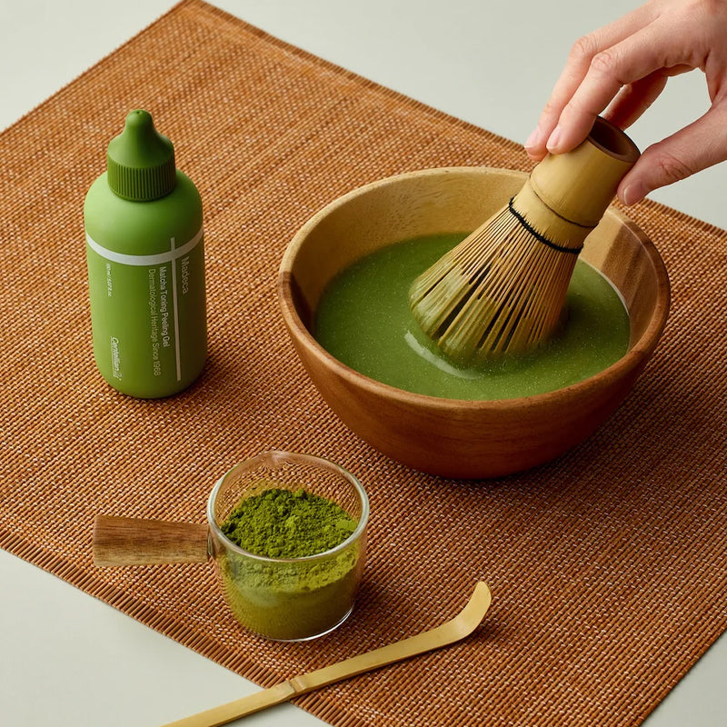 CENTELLIAN 24 Madeca Matcha Toning Peeling Gel 150ml, la marque, masque au matcha vert en bol, pinceau, ambiance spa.