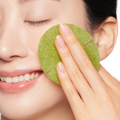 CENTELLIAN 24 Madeca Real Green Pore Pad 170g (60 sheets) : femme appliquant un patch vert anti-pores, gros plan.