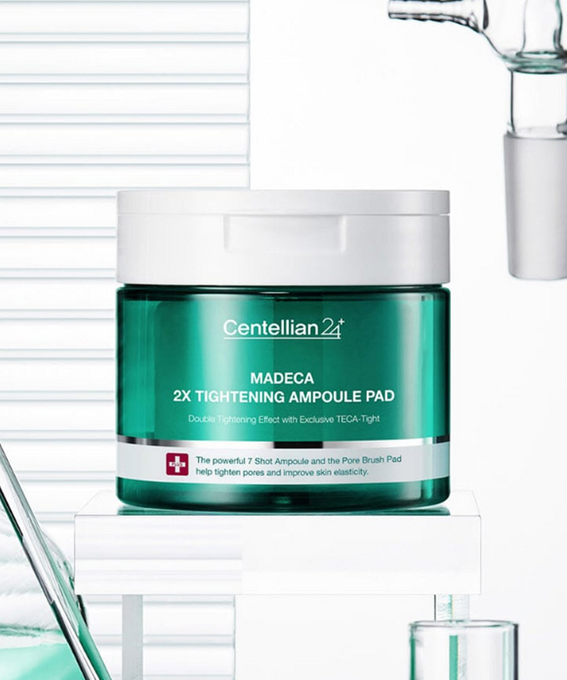 Bocal de CENTELLIAN 24 Madeca Double Tightening Ampoule Pads (60 sheets) sur une étagère blanche, avec un décor élégant en arrière-plan.