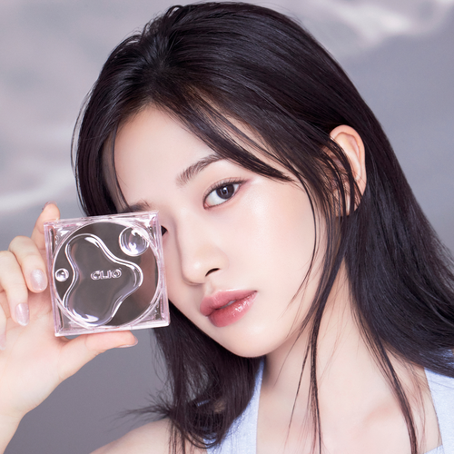 CLIO Kill Cover High Glow Cushion de CLIO, présenté par une femme maquillée en gros plan, fond studio