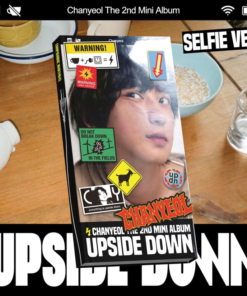 CHANYEOL - 2nd Album [Upside Down] (Selfie Ver.)(Smart Album) - Album Kpop, packaging sur table avec décor stylé