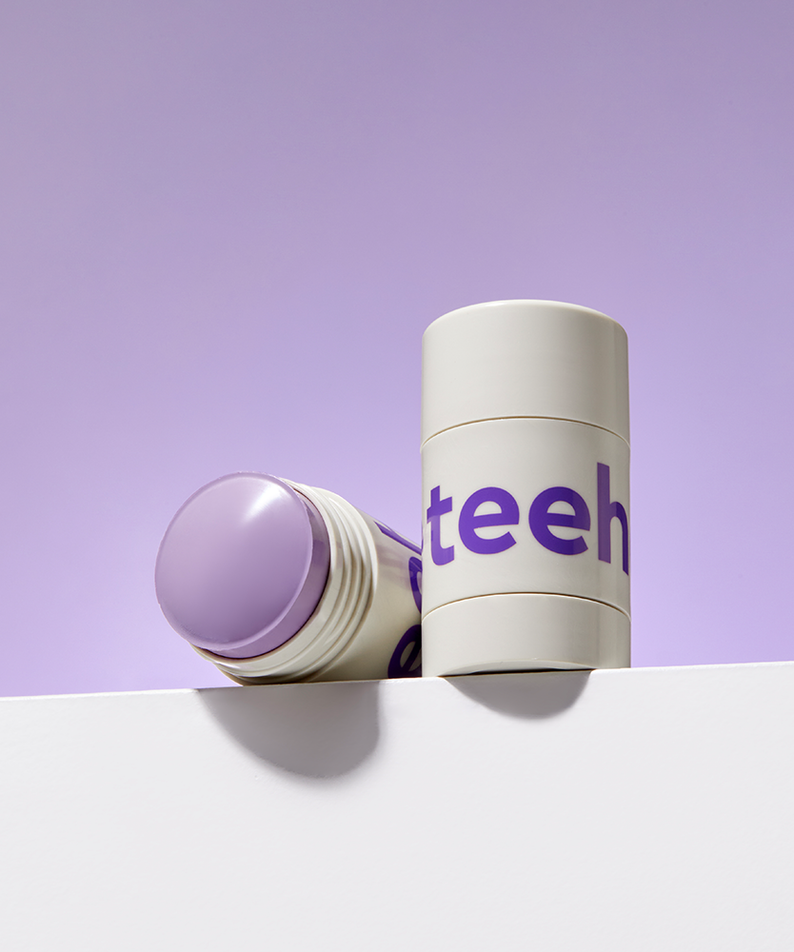 CHARMZONE  Teeheehee Clearing Berry Clay Mask Stick 35g : stick de masque à l’argile sur fond violet.
