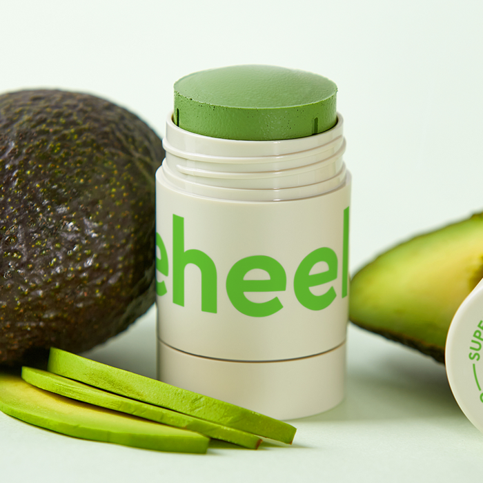CHARMZONE  Teeheehee Enriching Avo Clay Mask Stick 35g sur fond clair, décor avocats et texture verte.