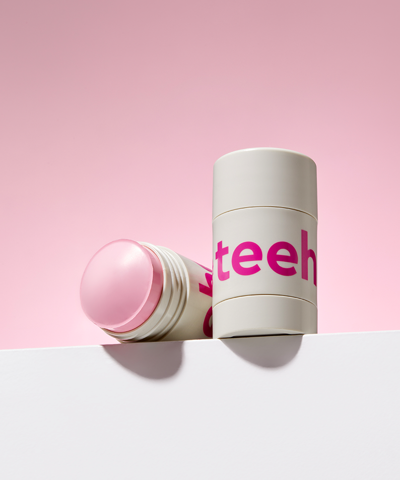 CHARMZONE Teeheehee Prtecting Beat Clay Mask Stick 35g, masque en stick sur fond rose pastel, flacon et étui ouvert