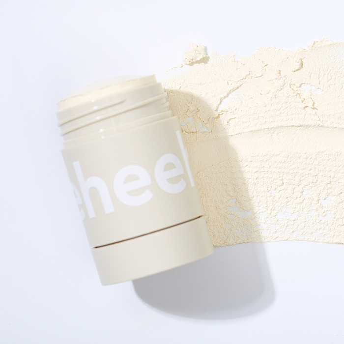 CHARMZONE Teeheehee Soothing Oat Clay Mask Stick 35g : stick crème sur fond clair, texture d’argile à l’avoine, produit cosmétique.