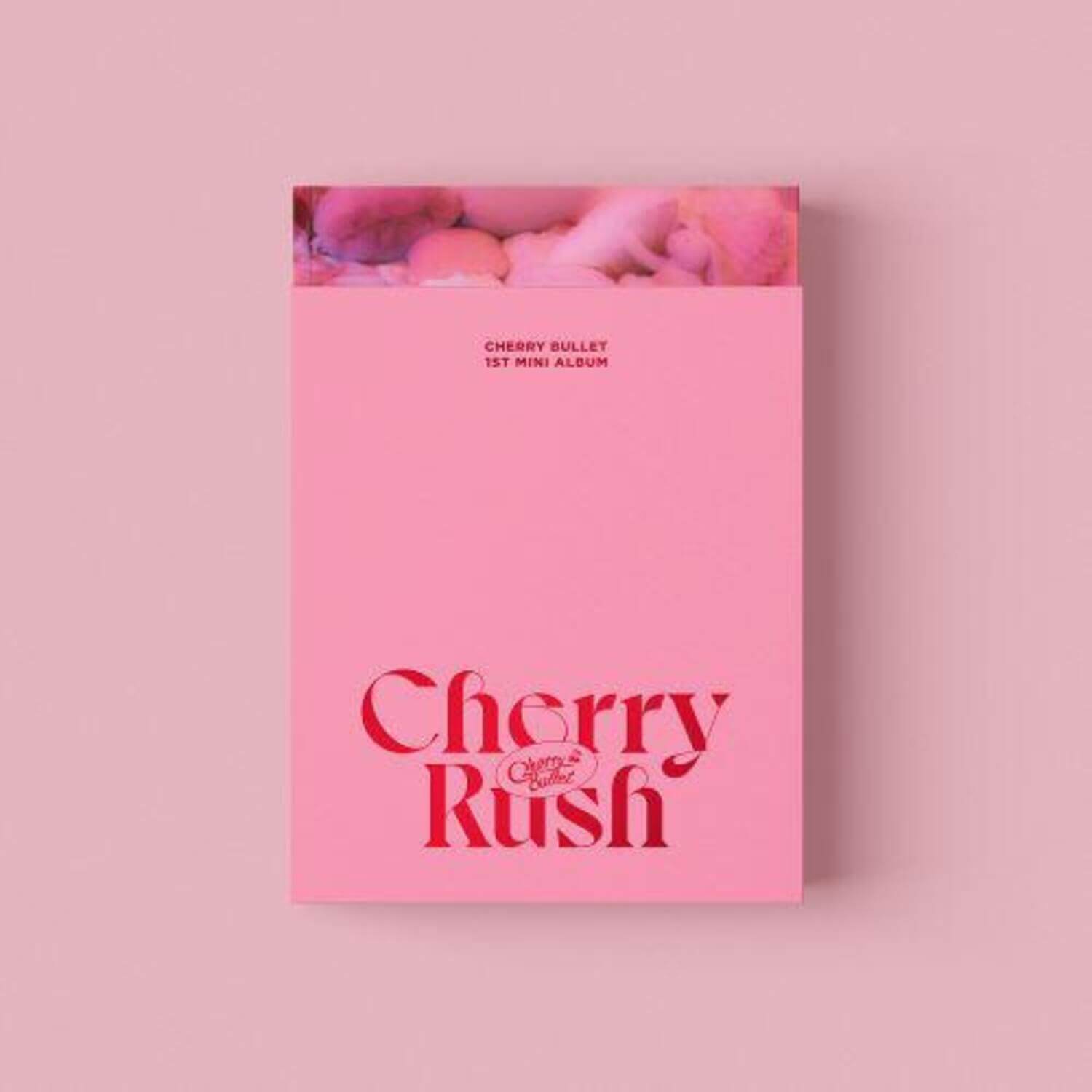 CHERRY BULLET - 1st Album [Cherry Rush] - Album Kpop : jaquette rose sur fond pastel, mise en scène minimaliste
